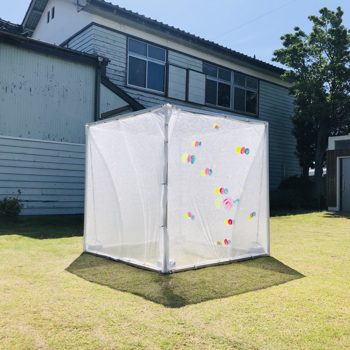 uzzy55's tweet photo. irori プロジェクト
まもなくはじまります。

本日5/24
6/1〜6
10:00〜15:00

どまんなかセンター
袋井市袋井260-1
前芝生にて

参加型ペインティング
「ひかりをつなぐ」
を開催します。
(参加費無料)

ひかりをモチーフとした
３色の円を
3種の大きさで
ペインティングします https://t.co/Op1ezkWhYN