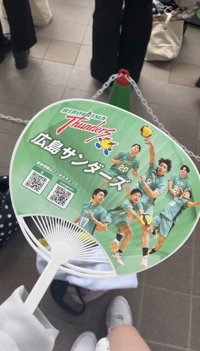 ickw_17's tweet photo. うちわ配ってくれるのありがたすぎる https://t.co/bgE29C5h4O