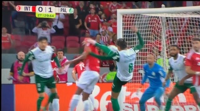 Diegols27920640's tweet photo. @monicaalvesfs Não é pra expulsão segundo a arbitragem @CBF_Futebol . 

#FLAXPAL 
#ColunadoFla https://t.co/qkEYQQaUCi