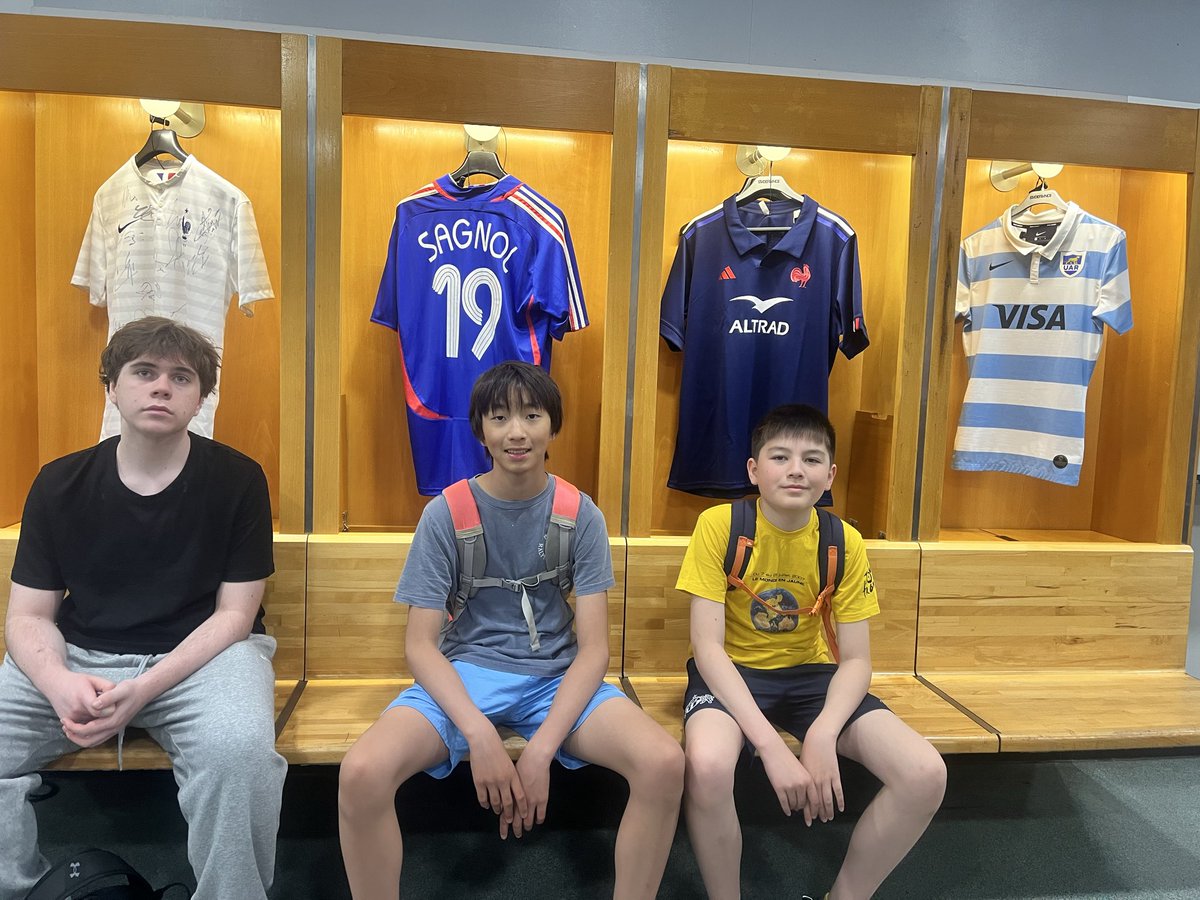 FBS_MFL's tweet photo. In the changing rooms in La Stade de France 🇫🇷 @FulhamBoys ⚽️🏉🏏🎶 https://t.co/IxlX8In5VH