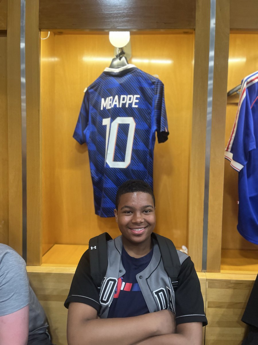 FBS_MFL's tweet photo. In the changing rooms in La Stade de France 🇫🇷 @FulhamBoys ⚽️🏉🏏🎶 https://t.co/IxlX8In5VH