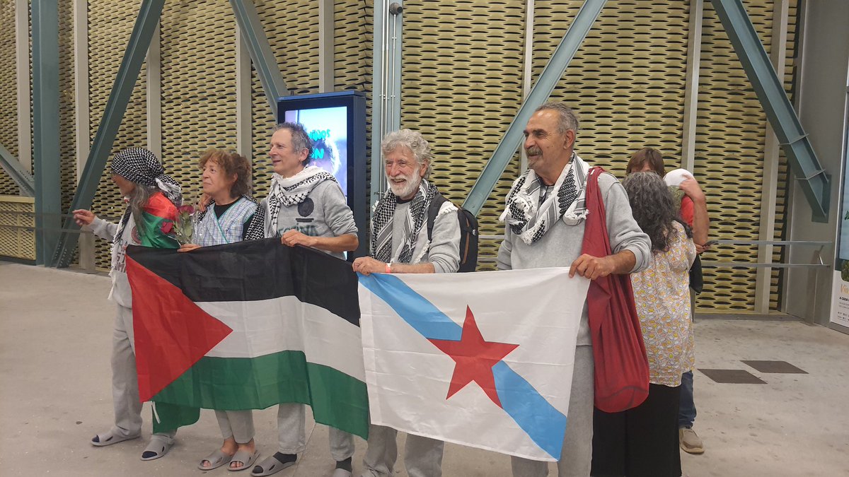 GorettiSRei's tweet photo. Na recepción á delegación galega na Flotilla a Gaza, expresando, máis unha vez, o compromiso con Palestina, e preocupándonos polo acontecido con xente de paz que representa con dignidade a humanidade que denunciamos o xenocidio que está cometendo o goberno israelí. https://t.co/pcDTlei6Cv