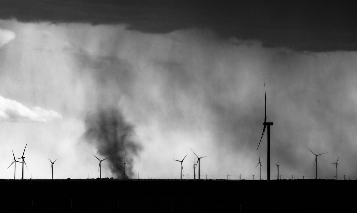 ValpoWeather's tweet photo. Day 5 | Liberal, KS → Abilene, TX

We spent the morning setting up to see some panhandle magic around Post, TX, before chasing our cell to our stop for the night. We saw some epic landspouts and a rotating wall cloud, while also getting to see turbulence above us in real time. https://t.co/37OF74tPi6