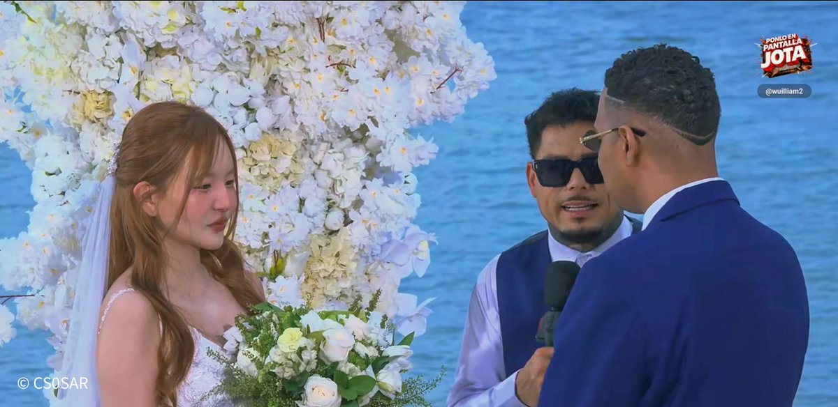 CS0SAR's tweet photo. Foto oficial de la boda de @matiasgarciard y Bibi. 💍

Atrás se encuentra el Papa Carlos. 

#PlanetaAlofoke https://t.co/PTAUwiSC2q
