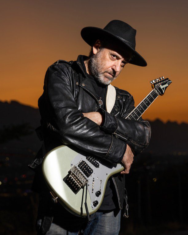 EstiloDF's tweet photo. Alejandro Marcovich, exguitarrista de Caifanes, permanece en coma luego de sufrir un derrame cerebral. Aquí te contamos cuál es su estado de salud actual. 😢 https://t.co/yQ1bktsiEa 

CC: alejandro_marcovich https://t.co/T4vMjiqWIA