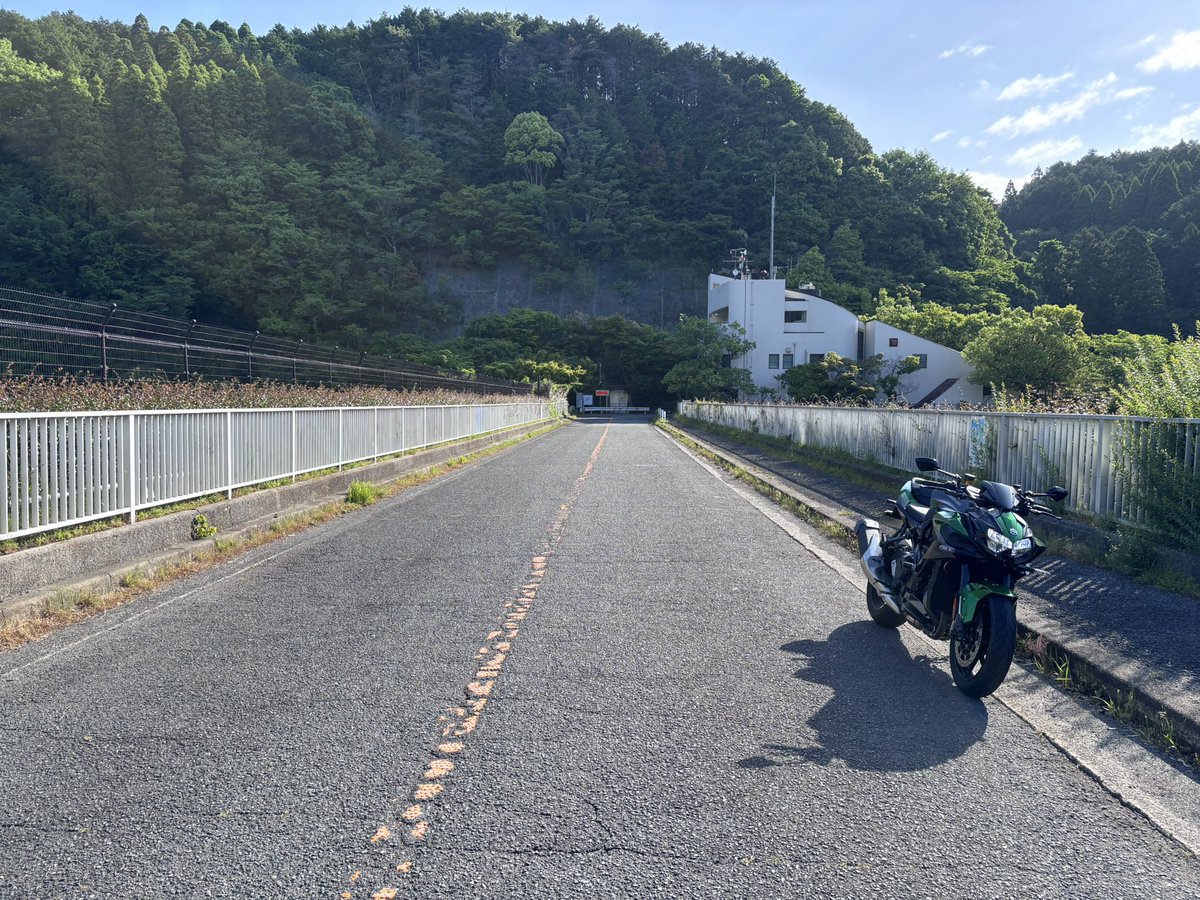 OOzti2's tweet photo. 朝活！
今日この後BBQやからな！
絶対アルコールはいるし今日はこれでバイク終わりまであるからな！
とりま箕面ダム来たわ！
ほなBBQ行ってきやす！
 #kawasaki #ZH2 https://t.co/VZmWLSe2Jq