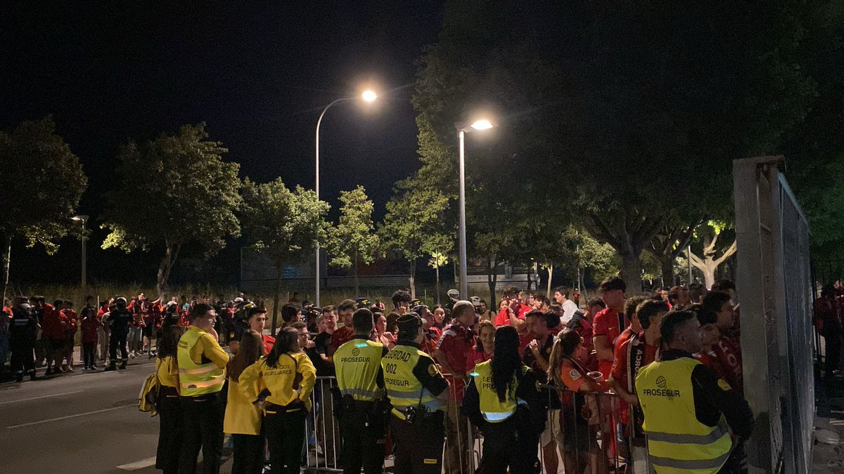 carrusel's tweet photo. 🔴🏟️ TENSIÓN en Son Moix después del descenso del MALLORCA a SEGUNDA DIVISIÓN

💢 Gritos de 'directiva, dimisión' e insultos a los jugadores cuando sale el autobús

📸 Alberto Hernando https://t.co/toEjOgMi5f