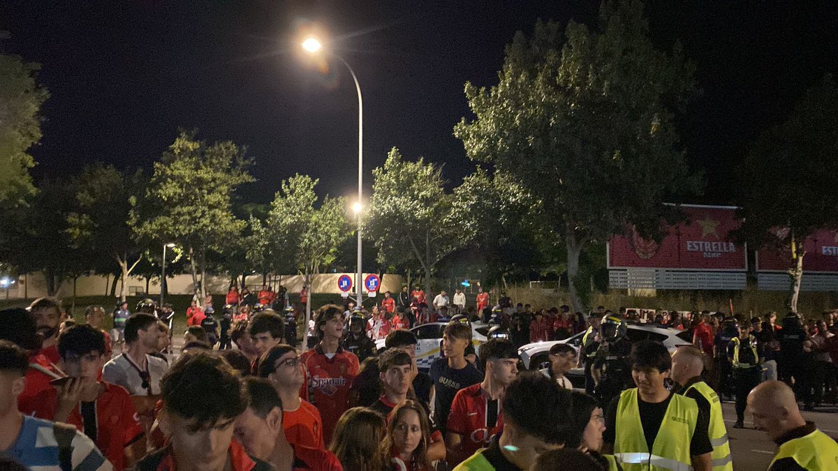 carrusel's tweet photo. 🔴🏟️ TENSIÓN en Son Moix después del descenso del MALLORCA a SEGUNDA DIVISIÓN

💢 Gritos de 'directiva, dimisión' e insultos a los jugadores cuando sale el autobús

📸 Alberto Hernando https://t.co/toEjOgMi5f