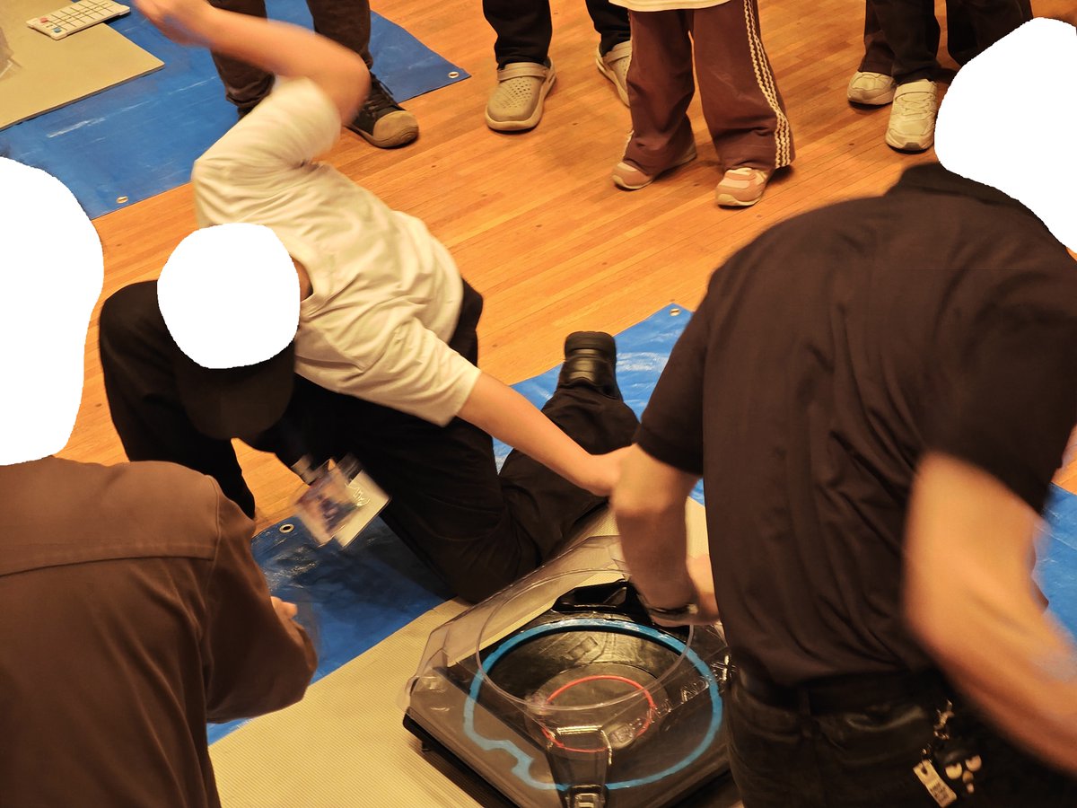 inaba_6kaku's tweet photo. 昨日は東村山ベイブレード交流会 
「第14回あそびば」でした。

急遽変更になったサブイベントですが、電動スタジアム効果も相まって爆散祭りで大いに盛り上がりましたね！

参加者の皆様、当日の進行等手伝ってくれた皆様、
ありがとうございました！

次回は6/13(土)
またあそぼうぜ！ https://t.co/VDpwPngzWs