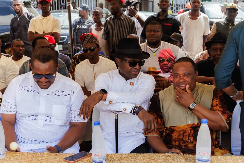 omaalexander61's tweet photo. Today in Abonema, His Excellency Tonye Cole, proudly casted his vote at the APC presidential primary election , reaffirming his commitment to democracy, party unity, and the democratic process in Nigeria.
Leadership is about showing up and taking part in the process.
#TonyeCole https://t.co/6wLRYFEp8U