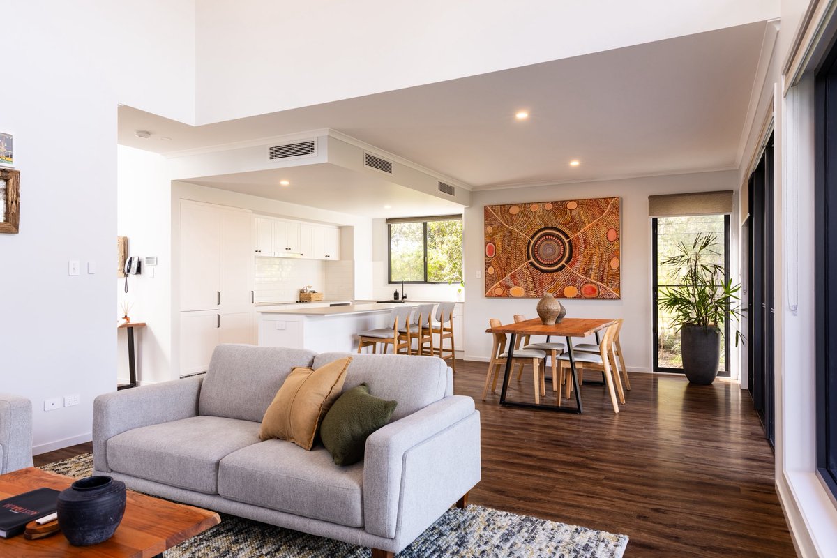 CrocHunterLodge's tweet photo. The Croc Cabin lounge room is made for cozy nights, family time, and soaking up the sounds of the Aussie wilderness. How stunning is this?! 🤩

📸 rachaeltagg https://t.co/gnEngM3kNc