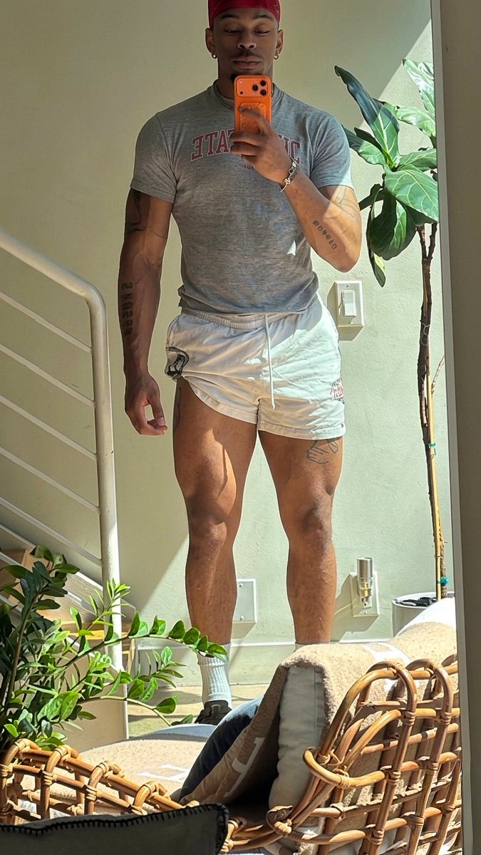 dexterbcarr's tweet photo. leg day on a saturday is sooo 🤢 https://t.co/V8wEuiwnfq