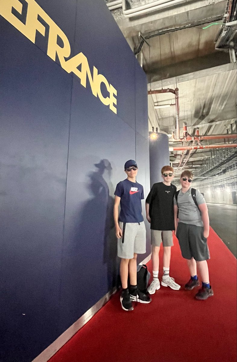 FBS_MFL's tweet photo. Learning some interesting facts before going on the red carpet @FulhamBoys https://t.co/bPrJpAKnpG