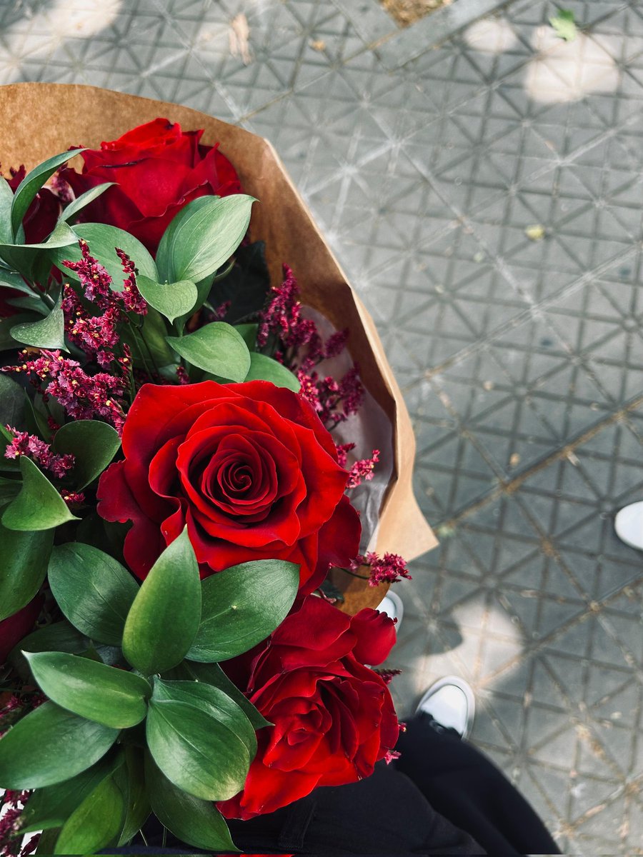 lostloading's tweet photo. Salir del examen de las oposiciones, después de estar desde las 10 hasta las 16 allí, y que tu novio te esté esperando fuera, con un ramo de rosas, es sin duda, mi suerte y mi fortuna en la vida ✨️ https://t.co/fCoYgpcVuJ