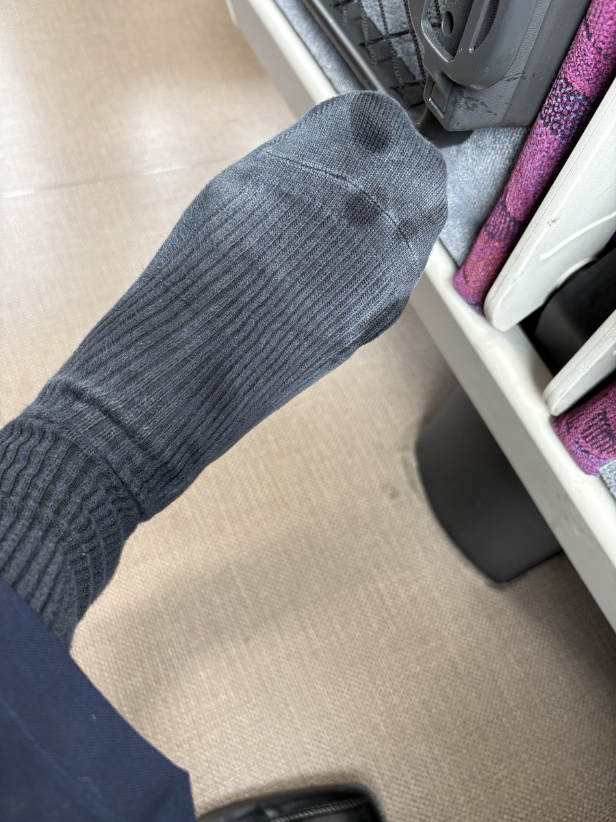 MasterSkyNeo's tweet photo. ホテルを出て11時間革靴を履いた後の靴下🧦臭すぎるので人間消臭剤(奴隷)募集 https://t.co/5AlvASbC9q