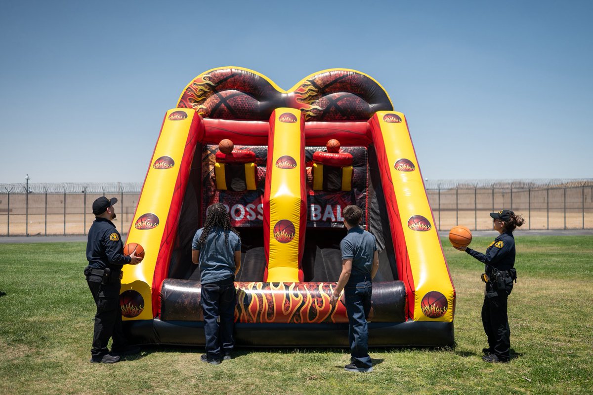 SBCprobation's tweet photo. Youth at the #SBCProbation ARISE Secure Youth Treatment Facility (SYTF) enjoyed a Spring Carnival event hosted by our Activities Unit. The day included games, activities, music, and treats, providing an enjoyable and positive experience for everyone involved. #ARISE https://t.co/GjugigoHEs