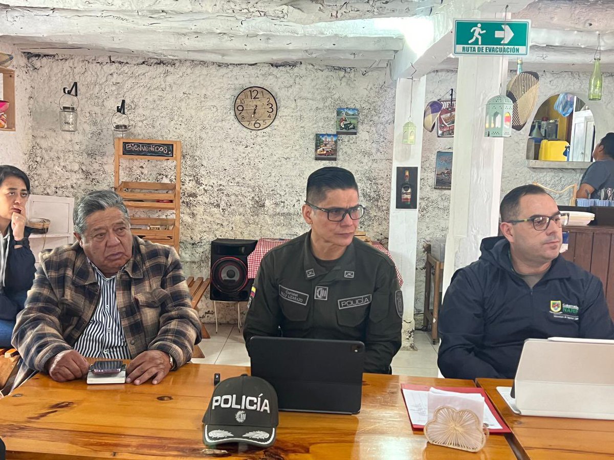 PoliciaNarino's tweet photo. 🤝🚜🐄 En #Túquerres participamos en reunión con los gremios de ganaderos, agricultores y mineros de la región, fortaleciendo espacios de diálogo y articulación para continuar trabajando conjuntamente por la seguridad, la convivencia y el bienestar del sector rural. 🇨🇴 https://t.co/GcSjoJCUOU