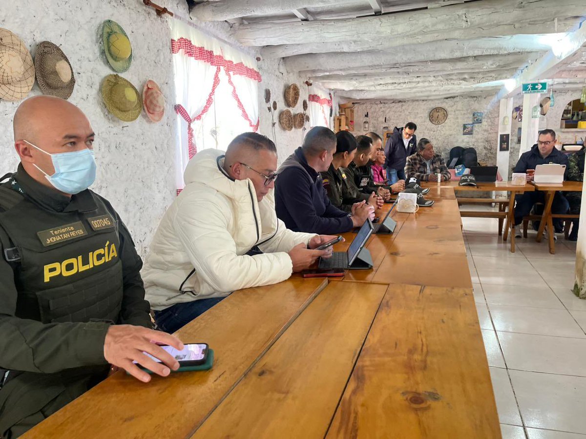 PoliciaNarino's tweet photo. 🤝🚜🐄 En #Túquerres participamos en reunión con los gremios de ganaderos, agricultores y mineros de la región, fortaleciendo espacios de diálogo y articulación para continuar trabajando conjuntamente por la seguridad, la convivencia y el bienestar del sector rural. 🇨🇴 https://t.co/GcSjoJCUOU