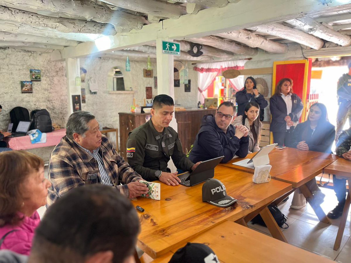 PoliciaNarino's tweet photo. 🤝🚜🐄 En #Túquerres participamos en reunión con los gremios de ganaderos, agricultores y mineros de la región, fortaleciendo espacios de diálogo y articulación para continuar trabajando conjuntamente por la seguridad, la convivencia y el bienestar del sector rural. 🇨🇴 https://t.co/GcSjoJCUOU