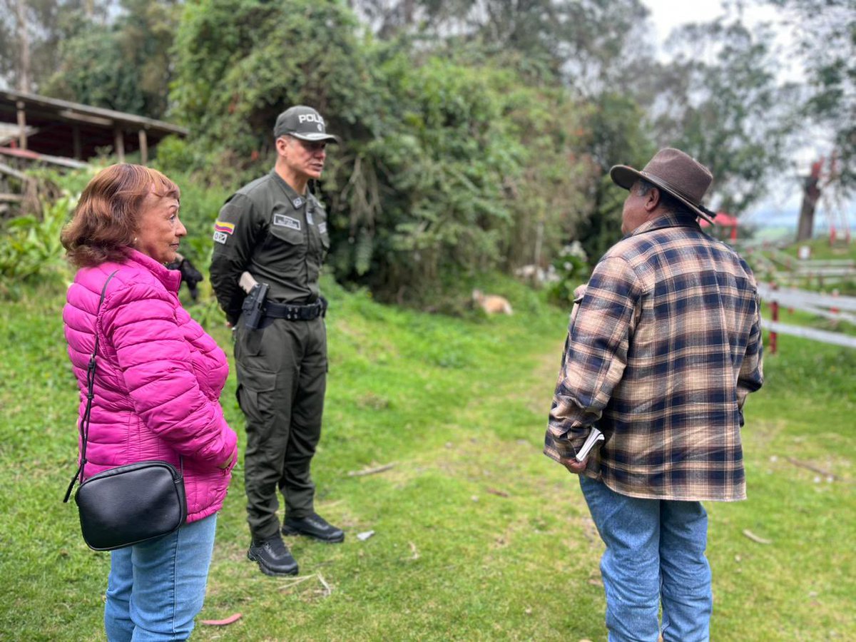PoliciaNarino's tweet photo. 🤝🚜🐄 En #Túquerres participamos en reunión con los gremios de ganaderos, agricultores y mineros de la región, fortaleciendo espacios de diálogo y articulación para continuar trabajando conjuntamente por la seguridad, la convivencia y el bienestar del sector rural. 🇨🇴 https://t.co/GcSjoJCUOU