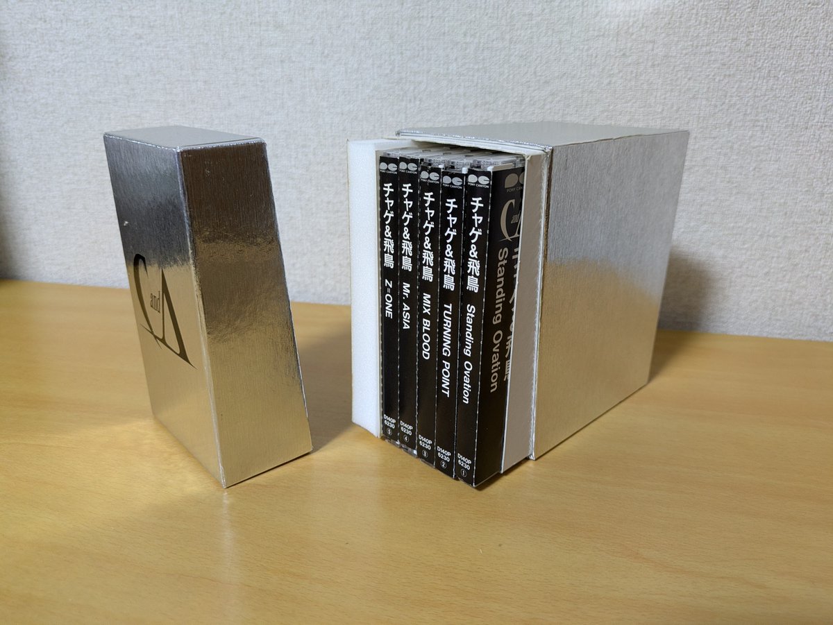 shr_fkr's tweet photo. @RippleRing 30年前との変化はヤフオクやメルカリの普及が大きいと思います。CD BOX-5ってこれですよね。頻度は稀ですが、物自体は時々出てきます。ただ、付属のミラーや黒帯まで揃ったものは入手難度が高いと思います。自分はもう断捨離で手放してしまいましたが。 https://t.co/CEtvby9DlC