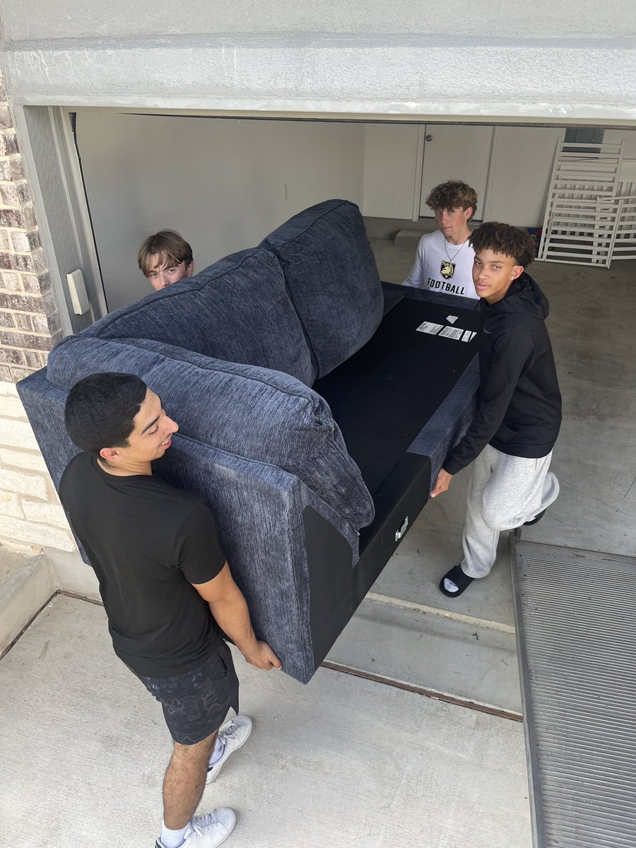 CoachbHoosier's tweet photo. S/O to the boys for helping us move In yesterday. Was able to get everything unloaded in a hour.  @glenngrizzlyFB #Glenn #football #family https://t.co/MHCwjEroIU