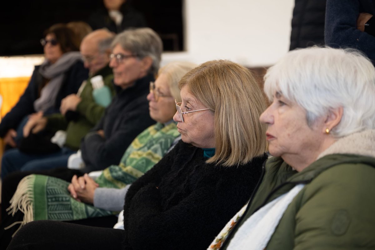 montevideoIM's tweet photo. #VelódromoAbierto 📢

Esta tarde, nos reunimos con vecinas y vecinos para intercambiar sobre propuestas, proyectos y trabajar en conjunto las futuras líneas de acción, talleres y disciplinas deportivas que se desarrollarán en el corto plazo en el Parque Batlle 🗣️ https://t.co/5F2696PCvg