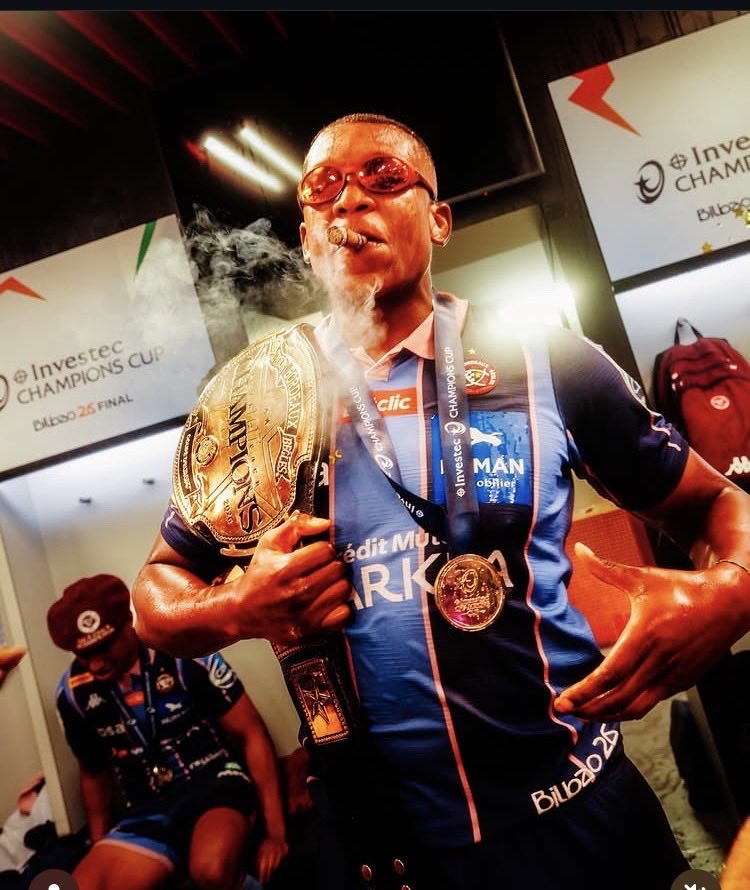 MuinteoirBrian's tweet photo. @CameronWoki  had a WWE belt made before the game to celebrate with. That’s aura 👀 #Leinster #UBB #Rugby #ChampionsCupFinal #Bordeaux https://t.co/d8FW6jli2q