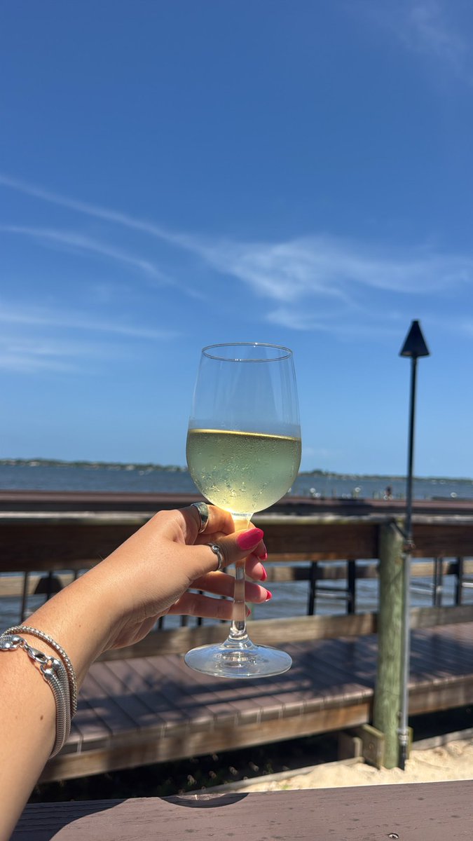 centralfleatz's tweet photo. Cheers to a long weekend! 🥂 Featuring a glass of Sauvignon Blanc from River Rocks Restaurant in Melbourne, FL! 🌴 https://t.co/70hzywTu42