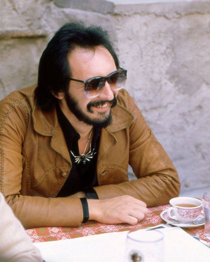 BoppingElf77's tweet photo. ONE OF ROCK'S FLAMBOYANT ICONS 🖤🕷️
John 'The Ox' Entwistle, Germany 1979.
#JohnEnteiwtsle #TheWho #BassGuitaristExtraordinaire #TrumpetPlayer #Singer #Composer #Icon #Fashionista #Dapper #Handsome #TheOx #Thunderfingers #BigJohnnyTwinkle https://t.co/7MzeDbIVxn