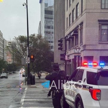 KingingGroup's tweet photo. Over 20 gunshots heard near the White House police are seen racing to the scene. https://t.co/ZBPAOAqmYM