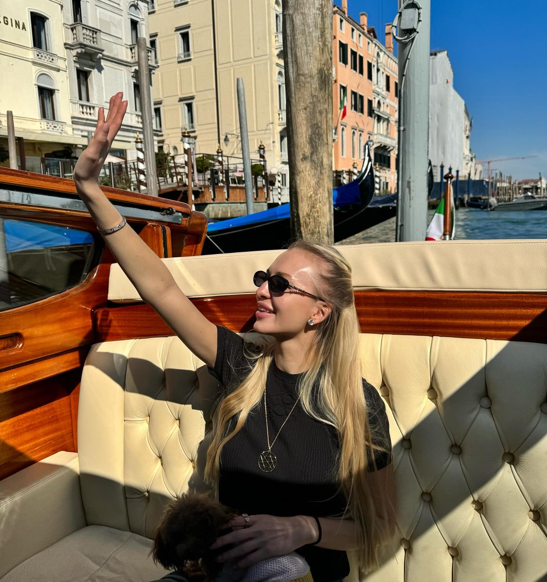 _thisistiff_'s tweet photo. Weekend mood: elegant, peaceful, and adventurous 🖤 https://t.co/4ms2Rk1lh6