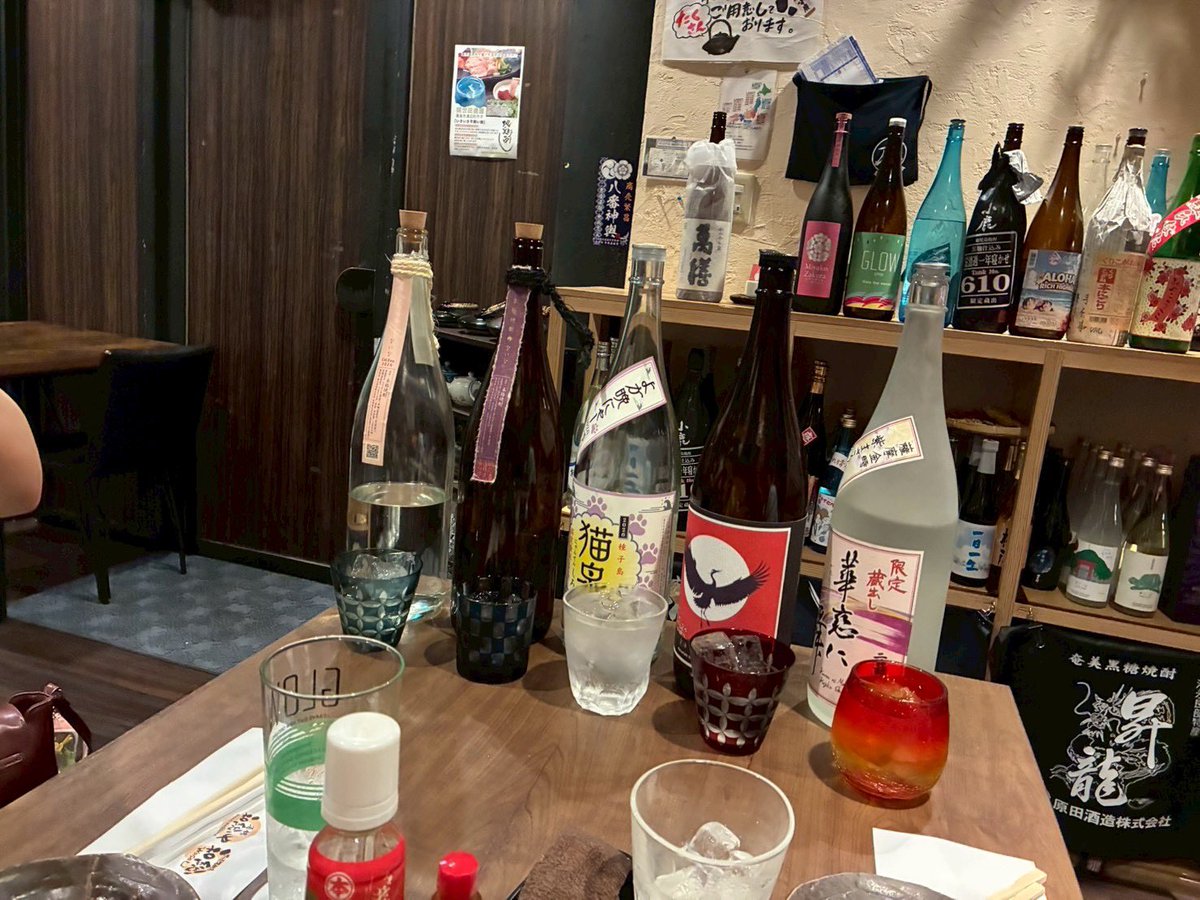 通された席は芋焼酎の棚に囲まれた特等席🤣気がついたら20種類以上の芋