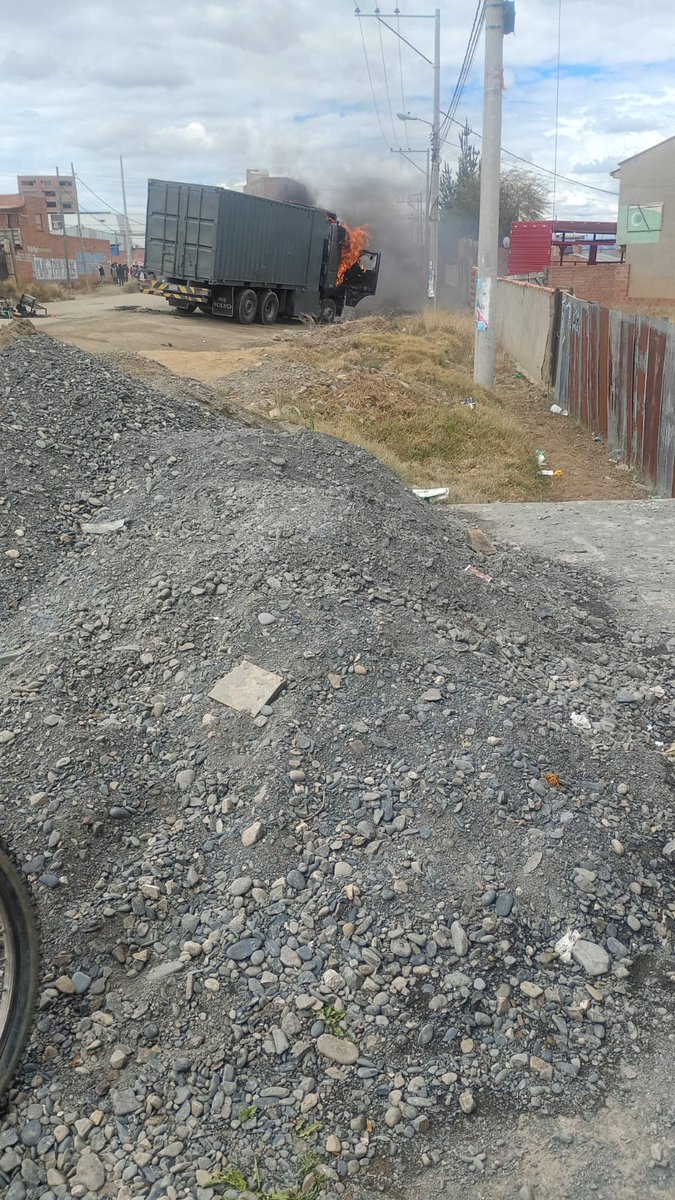 CasalMauri's tweet photo. Camion militar es quemado al tomar una ruta alterna.

Ningun bloqueadir sera enjuiciado, pero de seguro al chofer lo obligarán a pagar el camión. https://t.co/lth2gZyeEQ