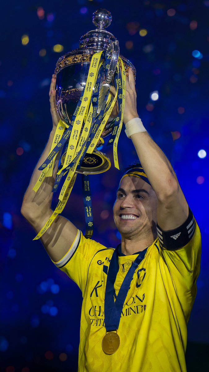 11l_p's tweet photo. صورة تاريخية اخييرا الاسطورة والكأس لوحدهم 💛🥶 https://t.co/Ny3xDaHf1D
