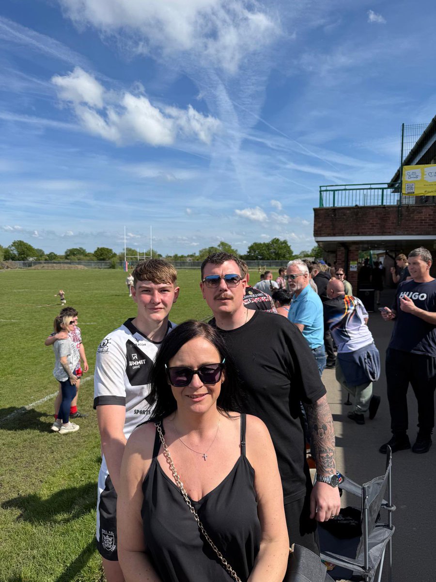 bartz29's tweet photo. Unbelievably proud of Owen making his Reserve Team Debut for @hullfcofficial at just 16 years old…the result didn’t go Hull’s way but he defended strongly, kicked well and was involved in 5 tries including 3 try assists..keep working hard and believing in yourself 🖤🤍 https://t.co/fkBszDsVyF