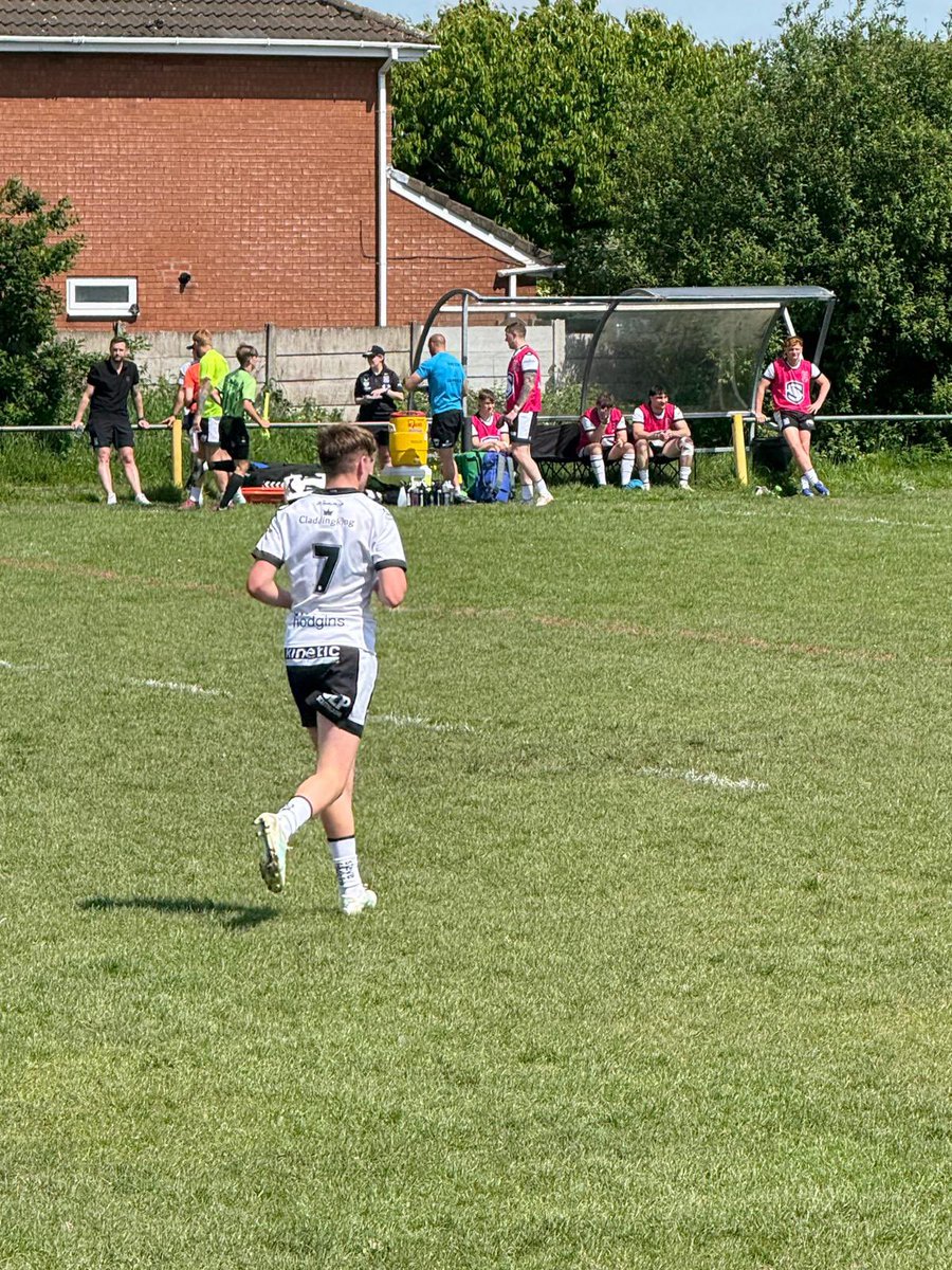 bartz29's tweet photo. Unbelievably proud of Owen making his Reserve Team Debut for @hullfcofficial at just 16 years old…the result didn’t go Hull’s way but he defended strongly, kicked well and was involved in 5 tries including 3 try assists..keep working hard and believing in yourself 🖤🤍 https://t.co/fkBszDsVyF