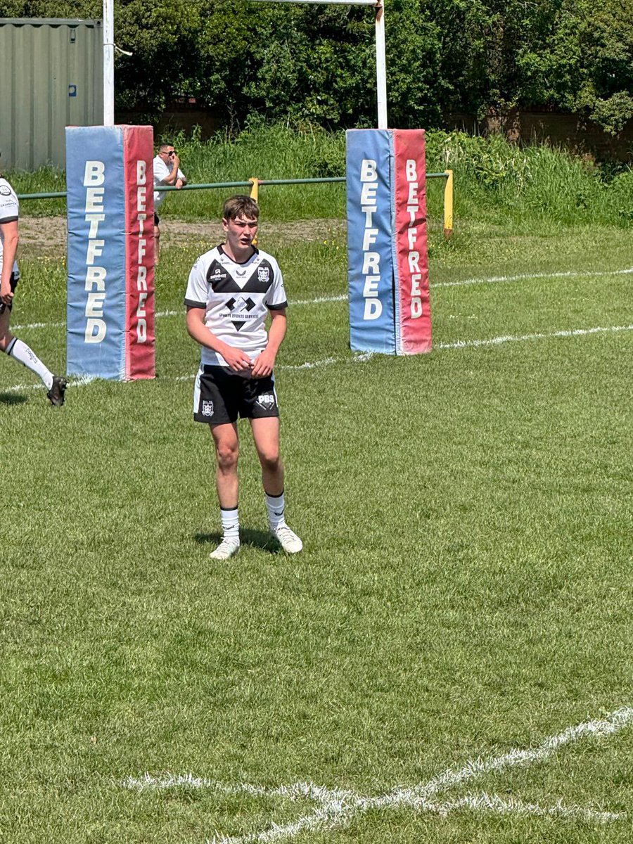 bartz29's tweet photo. Unbelievably proud of Owen making his Reserve Team Debut for @hullfcofficial at just 16 years old…the result didn’t go Hull’s way but he defended strongly, kicked well and was involved in 5 tries including 3 try assists..keep working hard and believing in yourself 🖤🤍 https://t.co/fkBszDsVyF