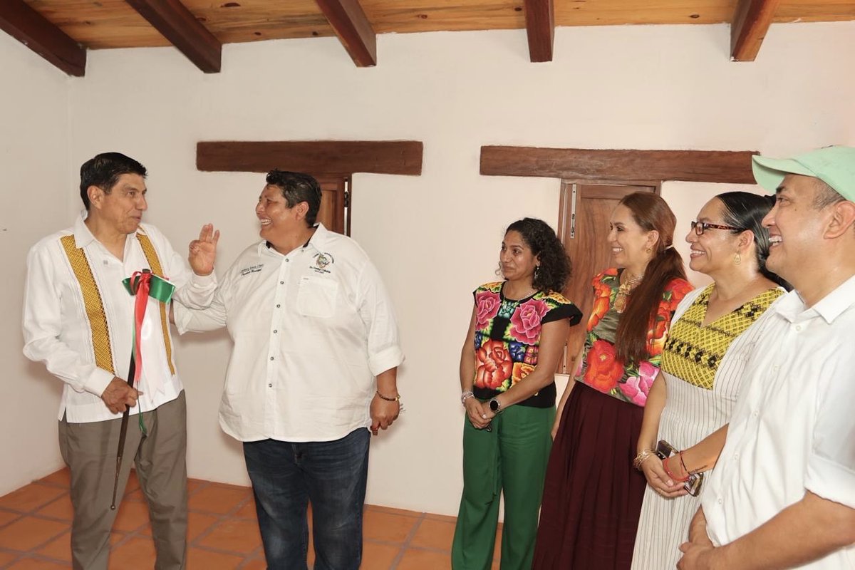Nino_Morales1's tweet photo. Asistimos a la inauguración de la reconstrucción del Palacio Municipal de Santo Domingo Chihuitán, encabezada por el gobernador @salomonj, acompañado de mi amigo Helberg Rueda López, presidente municipal.

Esta obra representa un compromiso cumplido con las y los habitantes del municipio. Después de varias administraciones y muchos años de espera, hoy este importante espacio vuelve a lucir digno y a la altura de la historia y la identidad de su pueblo.

#NinoMorales #Morena #SenadorDeTerritorio