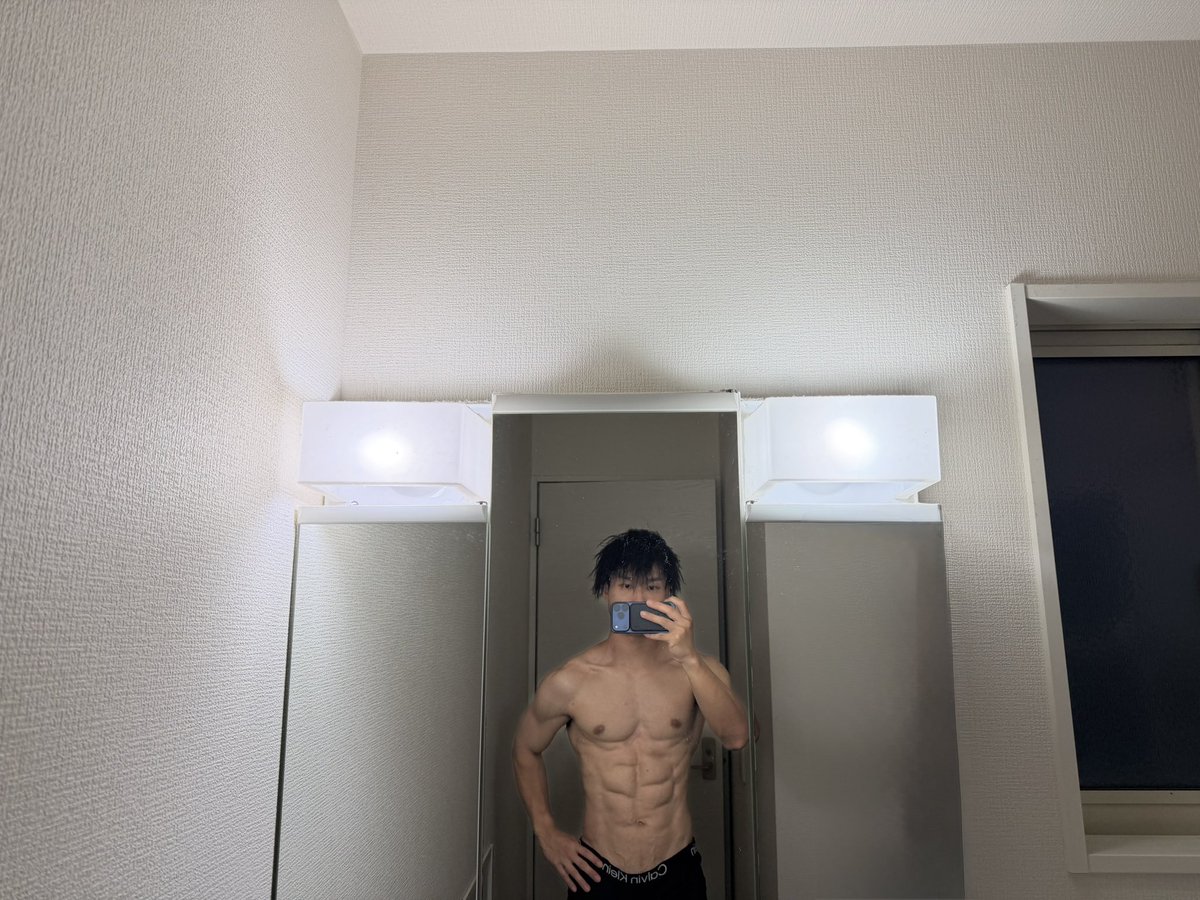 KazukiDisc91847's tweet photo. 昨日はトレOFF。
でも父の冒険は休みじゃない。

起床→息子とゼルダ→朝散歩→コールドシャワー→TSUTAYAで攻略本購入→コストコ→断食時間明け食事開始→瞑想

最近、息子と攻略本を眺めながら「次どこ行く？」会議開催。
寝る前も2人で攻略本ガン見。
完全にハイラル出張中。

なお娘はまだゼルダより現実世界派🤣

#ゼルダの伝説 #ティアキン #子育て #朝活 #断食 #瞑想 #コストコ #TSUTAYA #ゲーム好きと繋がりたい #父の日常 #筋トレ #筋肉 #ボディメイク #body #bodymake #muscle