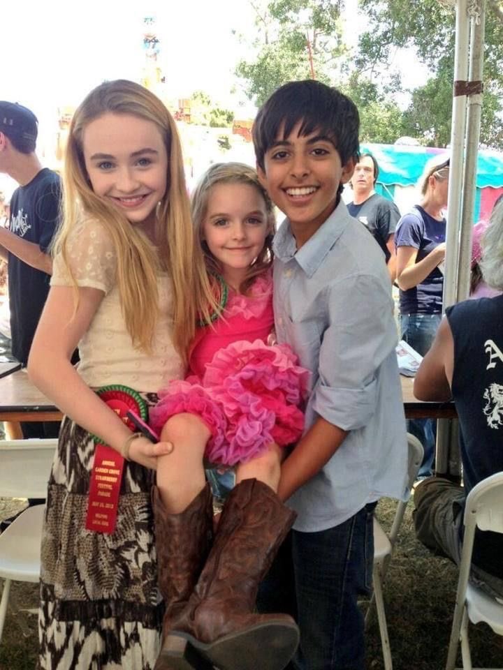 __Poisonivyyy's tweet photo. Sabrina carpenter, McKenna grace, Karan Brar, 2013 https://t.co/rPPu3XBZzs