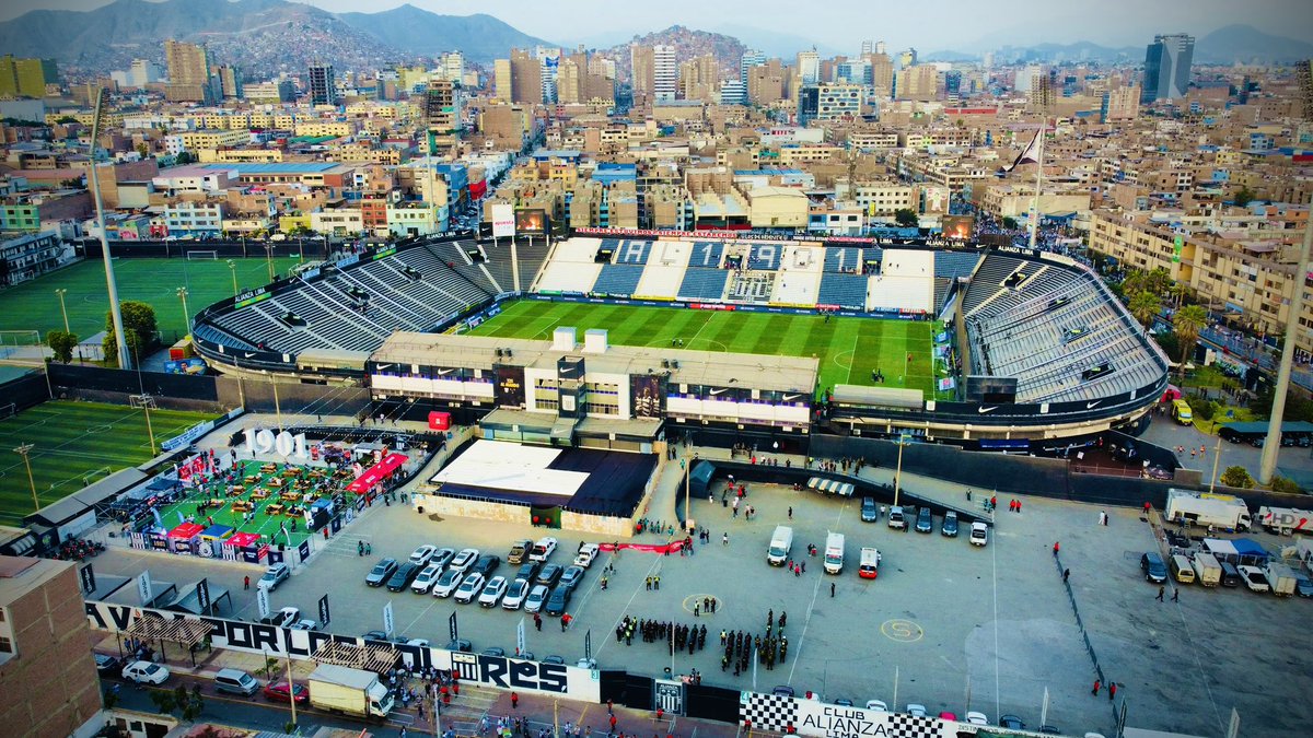 alexisad's tweet photo. Desde cualquier tribuna, casa, trabajo o rincón del mundo… hoy todos alentamos juntos.

Con la misma pasión, la misma locura y el mismo amor de toda la vida.

¡Vamos Alianza!

Que esta noche retumbe Matute y todo el Perú sienta la fuerza del bicampeón. 🔥

#ArribaAlianza https://t.co/PV9zq6u2hp