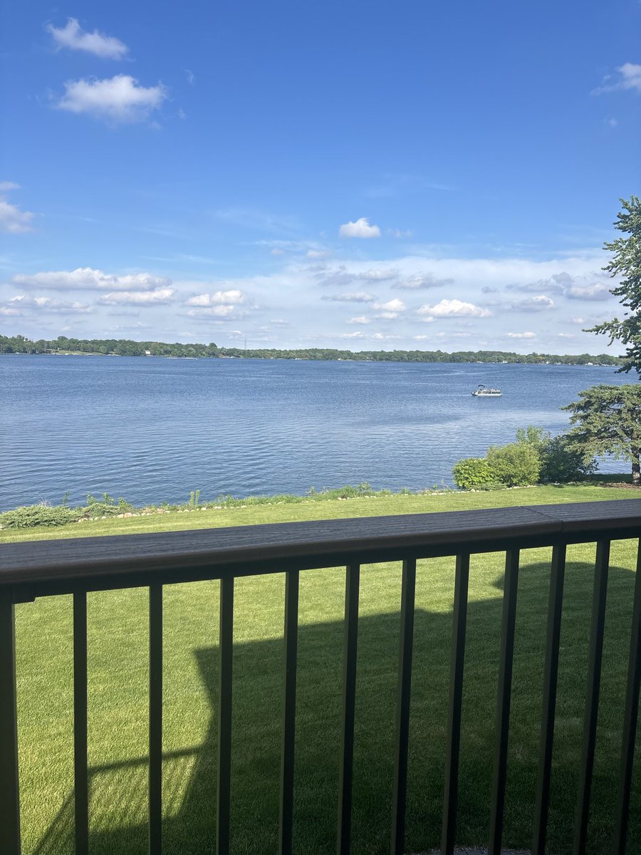 CoachHenning75's tweet photo. Like Coach Pete said, these Mankato lakes are amazing! 🤘🏽😈#WIMavs https://t.co/LfdUlYBtl3