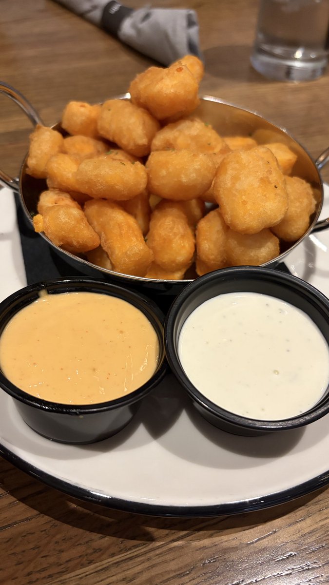 JasmineAshley22's tweet photo. I think we are on #6 ๐๐ this one has a siracha aoli with the ranch #cheesecurds https://t.co/kz3Bs5MPh1