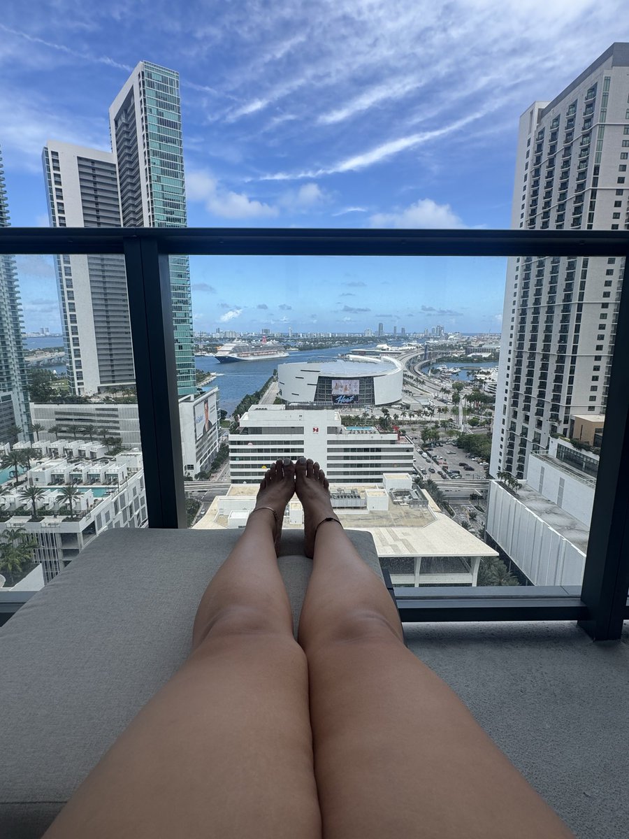 goddessamormami's tweet photo. You have the privilege of staring at my feet you’re welcome 😉 #domme #findom https://t.co/SoulT8HsF1