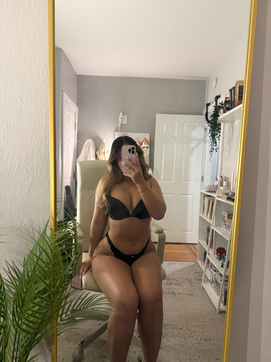queensaraii2's tweet photo. sitting pretty <3 https://t.co/A89PKSEG16