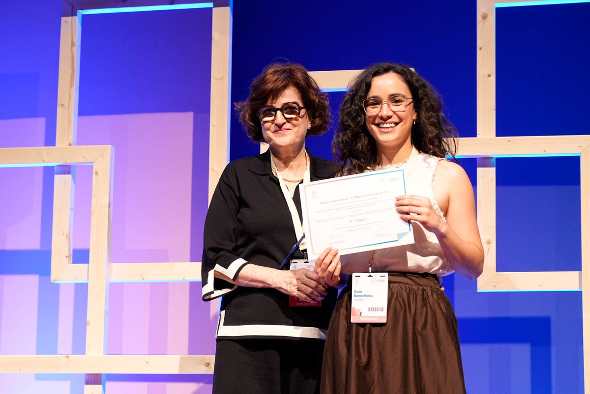 aedv_es's tweet photo. #AEDV2026 PREMIO GARCÍA PÉREZ A LA MEJOR COMUNICACIÓN DEL CONGRESO
Entrega el premio: Dra. Isabel Belinchón
Premio a la mejor comunicación oral del Congreso: concedido al trabajo de la Dra. Rocio Bueno Molina. https://t.co/KjC8vt9yTO