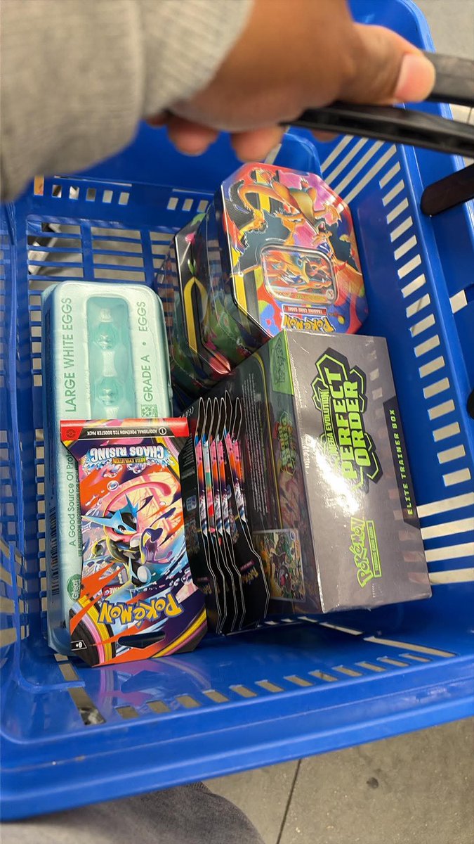 augfbaconserv's tweet photo. @DisTrackers Tins and perfect order has not been opened yet got 2 packs left on chaos raising pulled this first pack https://t.co/qDjH2cvqpm