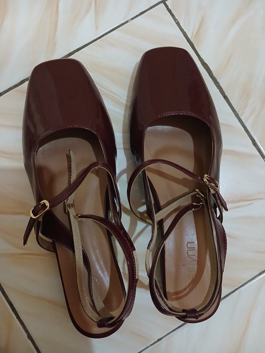 ntalgfallinlove's tweet photo. WTS Flatshoes merk Berlynn 155k sajaa, baru dipake sekali
warna maroon size 40 https://t.co/ga4wETYOMx