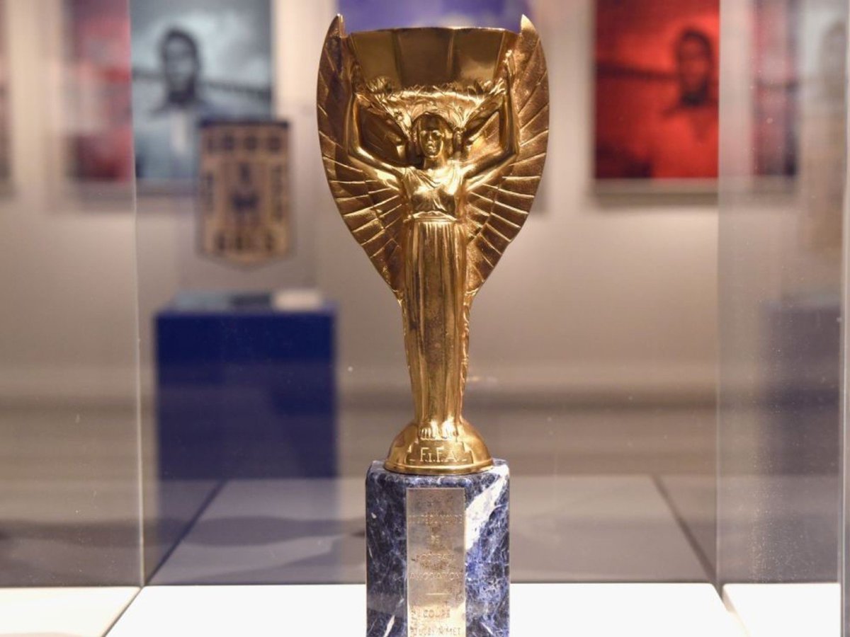 FiebreMundialis's tweet photo. 🌎 Un día menos para el Mundial, una historia.

🏆 Hasta México 70', la Copa del Mundo tenía una regla que pocos recuerdan: el primer país en ganarla tres veces se quedaba con el trofeo para siempre.

Brasil lo consiguió con Pelé y la histórica Jules Rimet viajó definitivamente hacia Sudamérica.

Pero años antes, el trofeo original había sido robado en Inglaterra provocando un escándalo mundial. 🧵